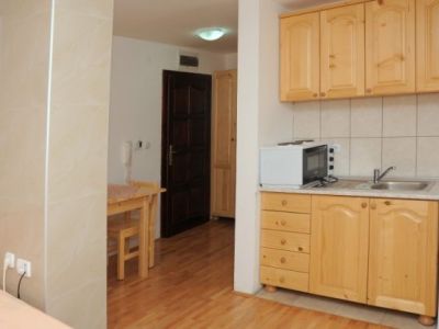 Trokrevetni studio u prizemlju konaka br. 4