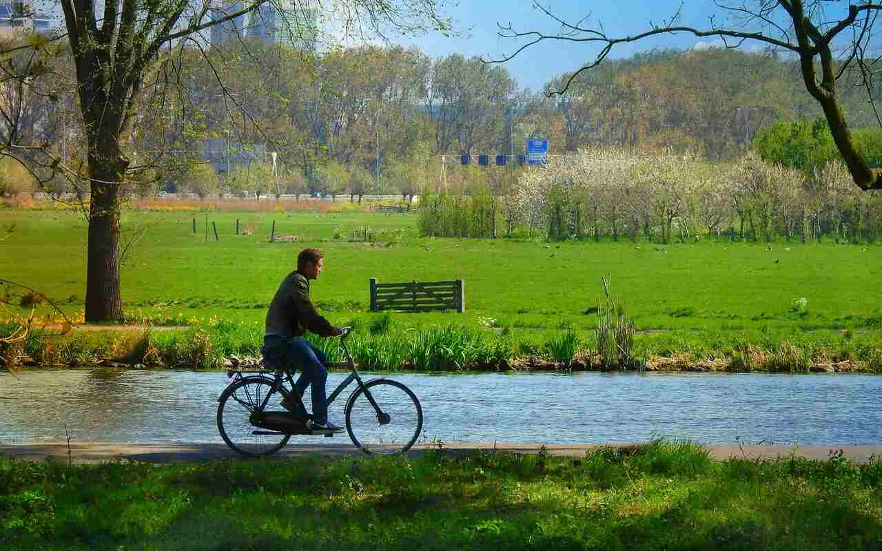 Čovek vozi bicikl u prirodi pored reke  https://pixabay.com/photos/cyclist-bicycle-ride-transport-5164608/